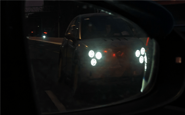 蔚來(lái)螢火蟲(chóng)實(shí)車(chē)上路：“六眼燈”全開(kāi)辨識(shí)度超強(qiáng)