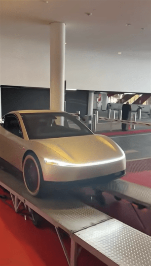 特斯拉無人駕駛出租車CyberCab再現(xiàn)顛覆式設(shè)計！游戲手柄替代方向盤