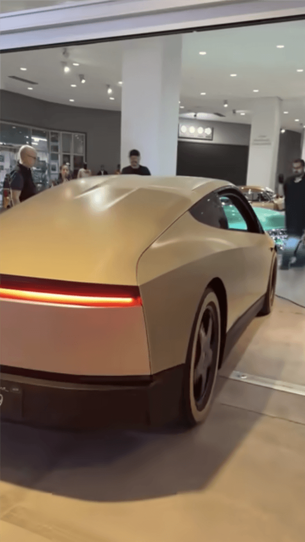 特斯拉無人駕駛出租車CyberCab再現(xiàn)顛覆式設(shè)計！游戲手柄替代方向盤