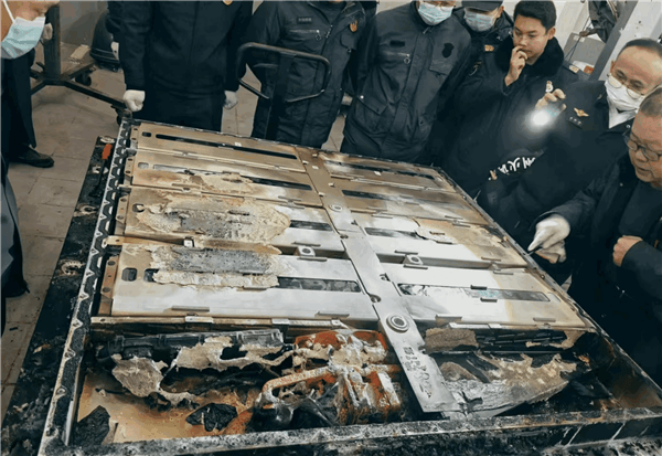 隔壁車位車輛自燃引燃自家大眾ID.3 車主：對方保險拒賠該找誰