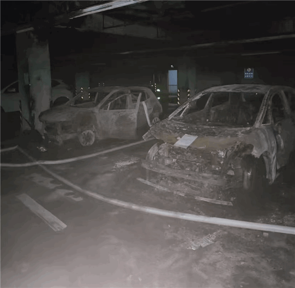隔壁車位車輛自燃引燃自家大眾ID.3 車主：對方保險拒賠該找誰