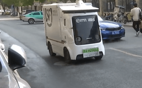 無人快遞車撞上問界M9！車主：無人車跟碰瓷一樣 減速后又加速撞了上了