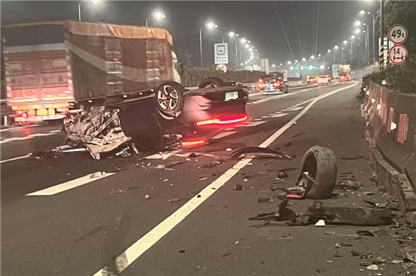 80多公里時(shí)速撞上石墩致報(bào)廢 智己L7車主：我僅擦破了些皮