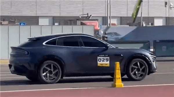 小米YU7實(shí)車再曝光：三點(diǎn)式剎車燈、半括號(hào)狀轉(zhuǎn)向燈