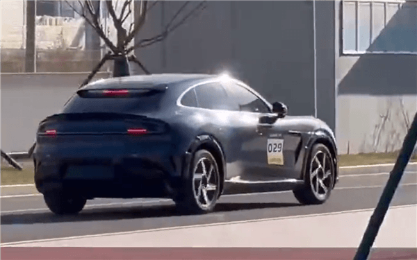 小米YU7實(shí)車再曝光：三點(diǎn)式剎車燈、半括號(hào)狀轉(zhuǎn)向燈