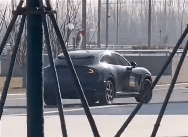 小米YU7實(shí)車再曝光：三點(diǎn)式剎車燈、半括號(hào)狀轉(zhuǎn)向燈