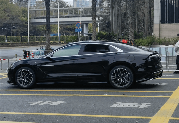 比亞迪又一豪華車！仰望U7實車曝光：U9超跑同款前臉