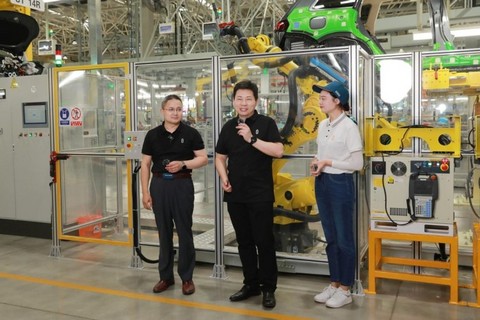 余承东现身赛力斯工厂亲自督战 图源:网络 余承东现身赛力斯工厂亲自督战 图源:网络