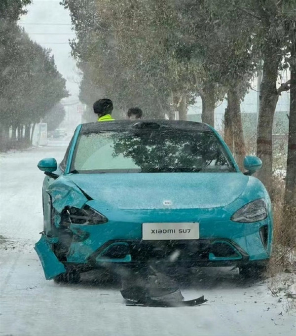 小米汽车SU7首撞产生：雪天路滑、大灯被撞瞎