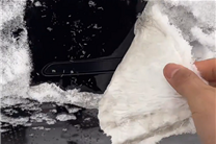 特斯拉隐藏式门把手被冻上：一张纸巾就能解决难题