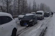 湖北暴雪有人在车上被堵超过30小时