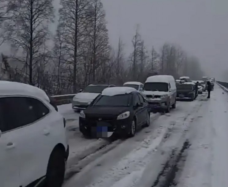 湖北暴雪有人在车上被堵超过30小时