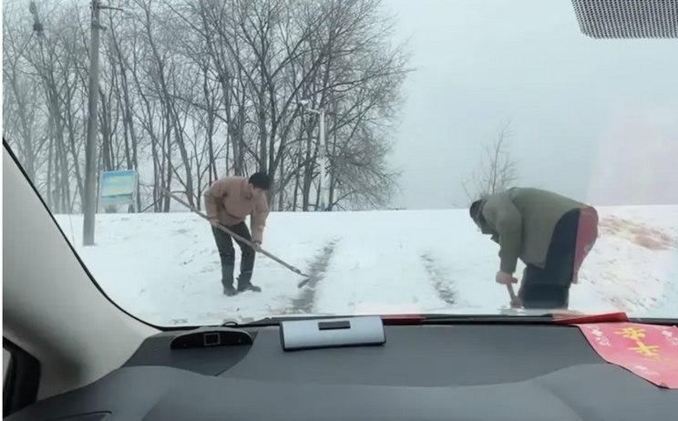 边开车边铲雪 开车参加同学婚礼遇暴雪