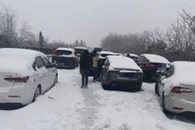 暴雪滞留高速亲历者：几个人推一辆车