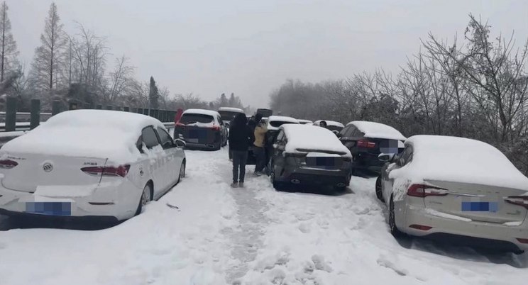 暴雪滞留高速亲历者：几个人推一辆车