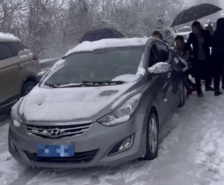 暴雪滞留高速亲历者：几个人推一辆车