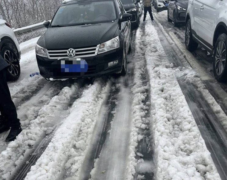 暴雪滞留高速亲历者：几个人推一辆车