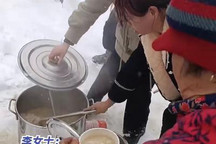 主动加入 76岁老人冒雪给滞留司机送饭