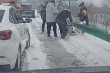 成箱搬运 河南村民免费给滞留车送物资