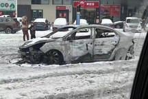 有车打滑加油起火 1小时车程开了11小时