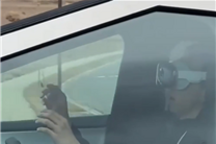 男子戴苹果Vision Pro开特斯拉Cybertruck:美交通部长警告