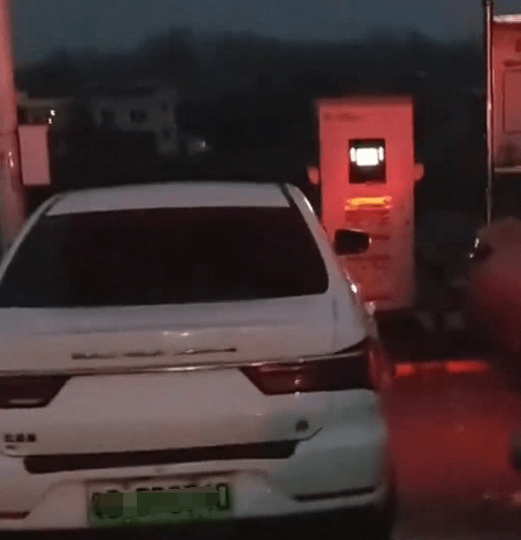 開(kāi)電動(dòng)車(chē)出門(mén)眾生相 幾十輛搶一個(gè)充電樁：有人大打出手