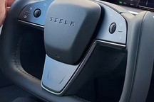 回归中心喇叭 特斯拉新款Yoke方向盘