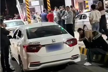 做法不可取？司机春节卡点下高速省2千