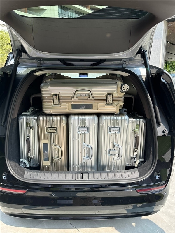 售價不超過60萬 理想全新純電MPV MEGA內飾公開：L系同款中控