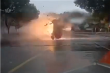 一小鹏P7雨天超速行驶失控翻飞散架后起火：烧的只剩骨架