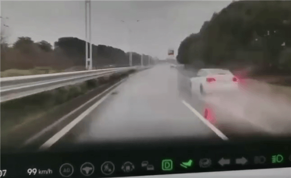 一小鵬P7雨天超速行駛失控翻飛散架后起火：燒的只剩骨架