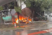 苏州一辆小鹏在湿滑路段发生事故并起火