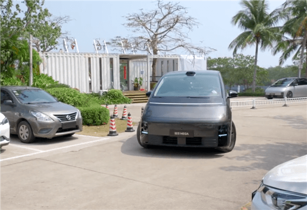 理想MEGA高難度自動泊車實測：斷頭路、側邊車位絲滑泊入