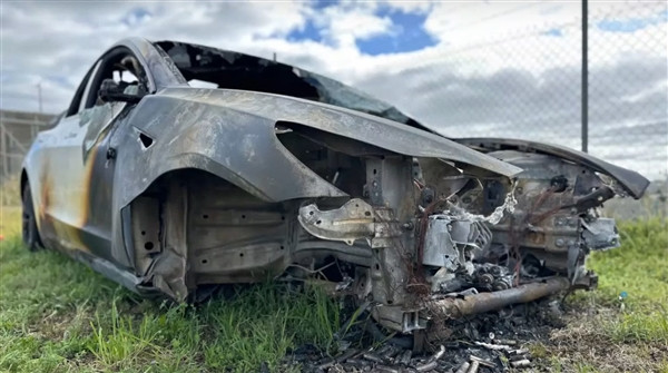 澳洲一特斯拉Model 3行駛中燒成殼：撞上卡車掉落的傳動(dòng)軸