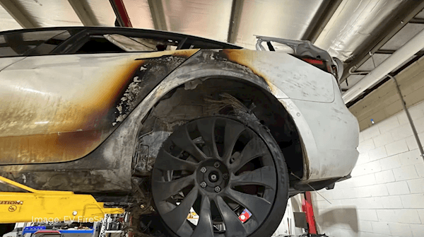澳洲一特斯拉Model 3行駛中燒成殼：撞上卡車掉落的傳動(dòng)軸