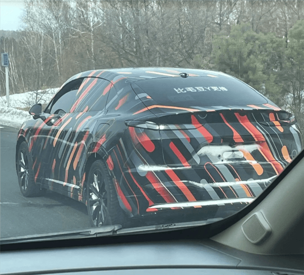 貼臉開(kāi)大！神秘國(guó)產(chǎn)新車(chē)路試曝光：尾窗張貼“比毛豆Y更棒”
