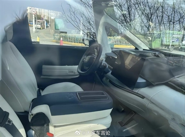 極氪全新車型MPV內(nèi)飾曝光：前排可切換三人座
