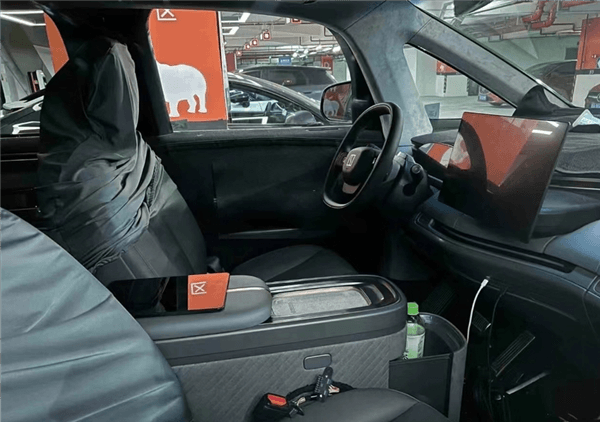 極氪全新車型MPV內(nèi)飾曝光：前排可切換三人座