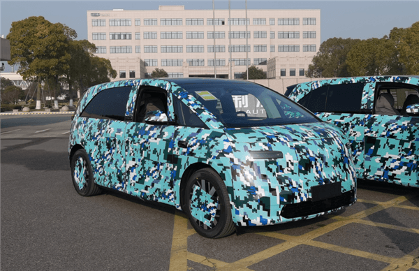 極氪全新車型MPV內(nèi)飾曝光：前排可切換三人座