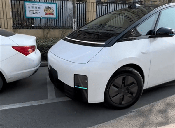 車長超5.3米的理想MEGA市區好停車嗎 車主實測：根本不用自己動