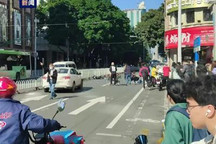 警方通报广州一小汽车先后造成11人受伤