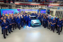 全新MINI COOPER在英国牛津工厂下线