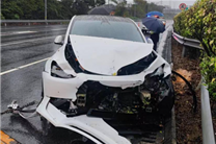 雨天路滑 特斯拉高速失控撞车！记录仪视频公布惊险一刻