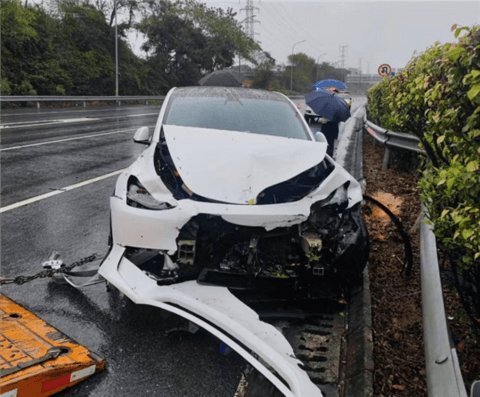 雨天路滑 特斯拉高速失控撞车！记录仪视频公布惊险一刻