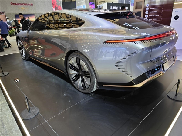 采用對(duì)開(kāi)門設(shè)計(jì) 自帶彩電沙發(fā)！創(chuàng)維首款轎車SKYHOME亮相AWE 2024