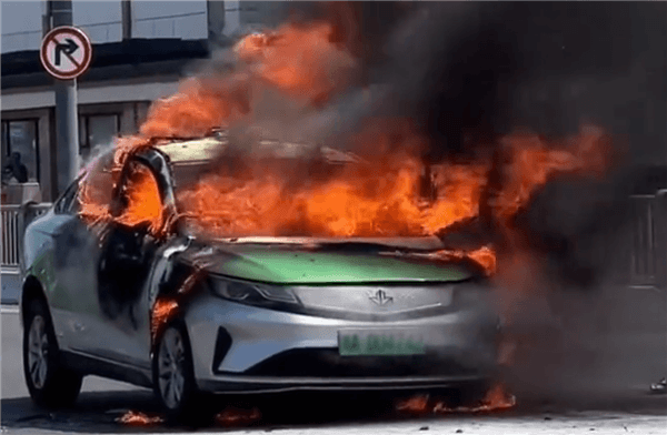 院士稱燃油車自燃率比新能源還高 博主質(zhì)疑：不能算電動自行車