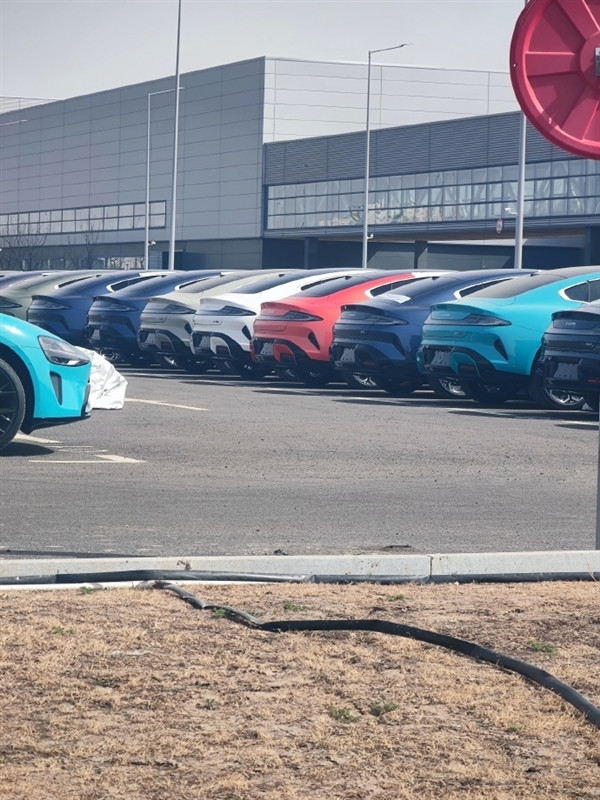 實拍！小米汽車米橙色首曝：多款新配色集體亮相