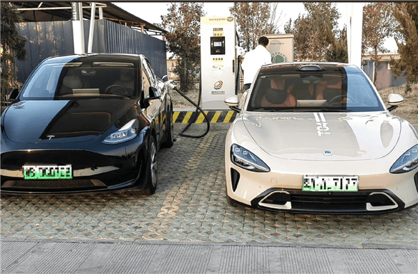 小米車SU7、特斯拉Model Y同框多角度實拍：誰更好看