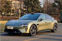 实拍！小米SU7实车内饰曝光：物理按键一键操控空调、尾翼