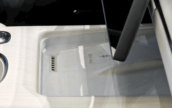 实拍！小米SU7实车内饰曝光：物理按键一键操控空调、尾翼